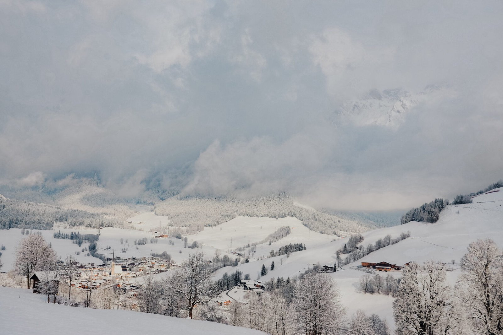 Blick auf Maria Alm im Winter