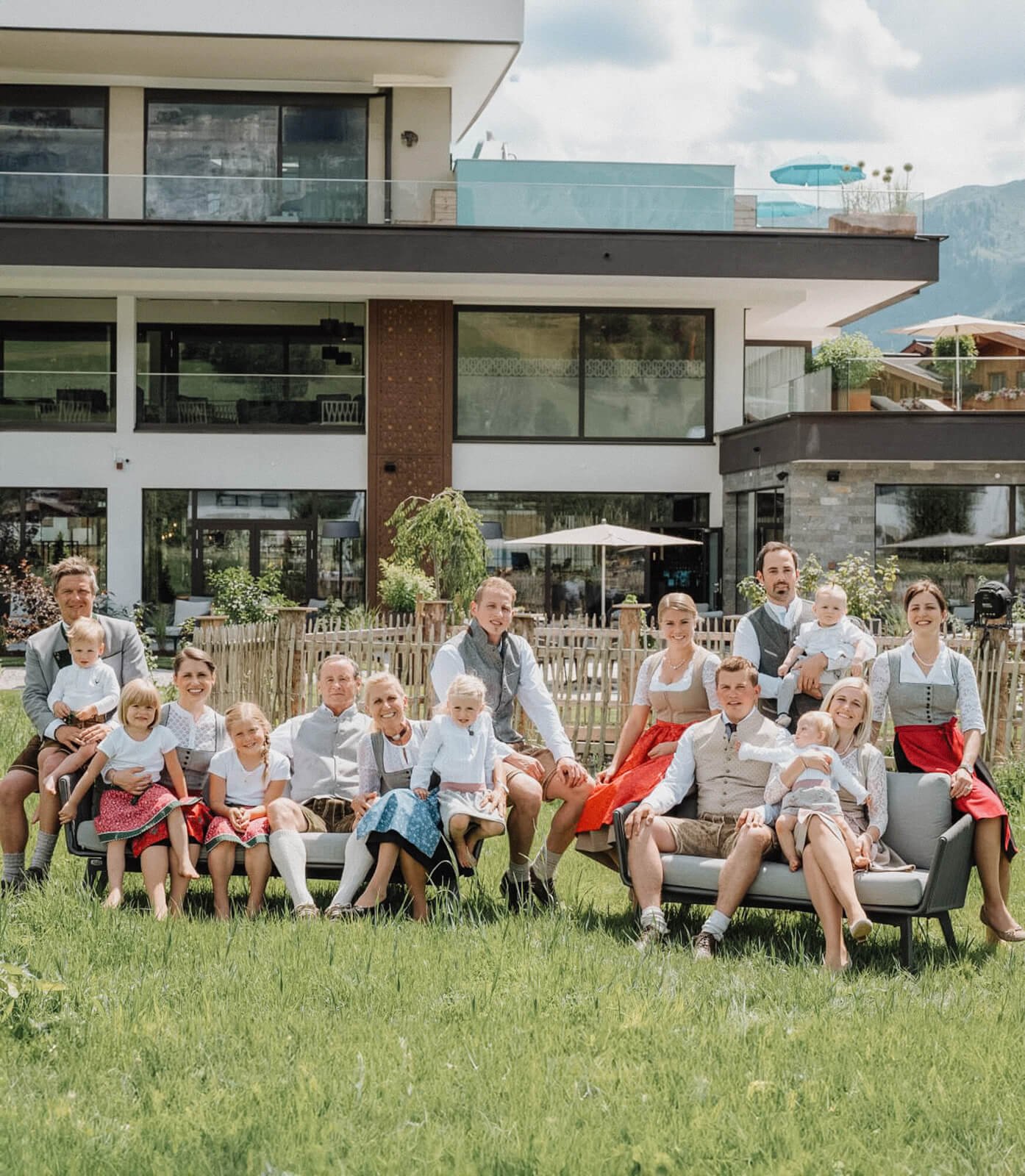 familienfoto der gastgeber der hochkönigin