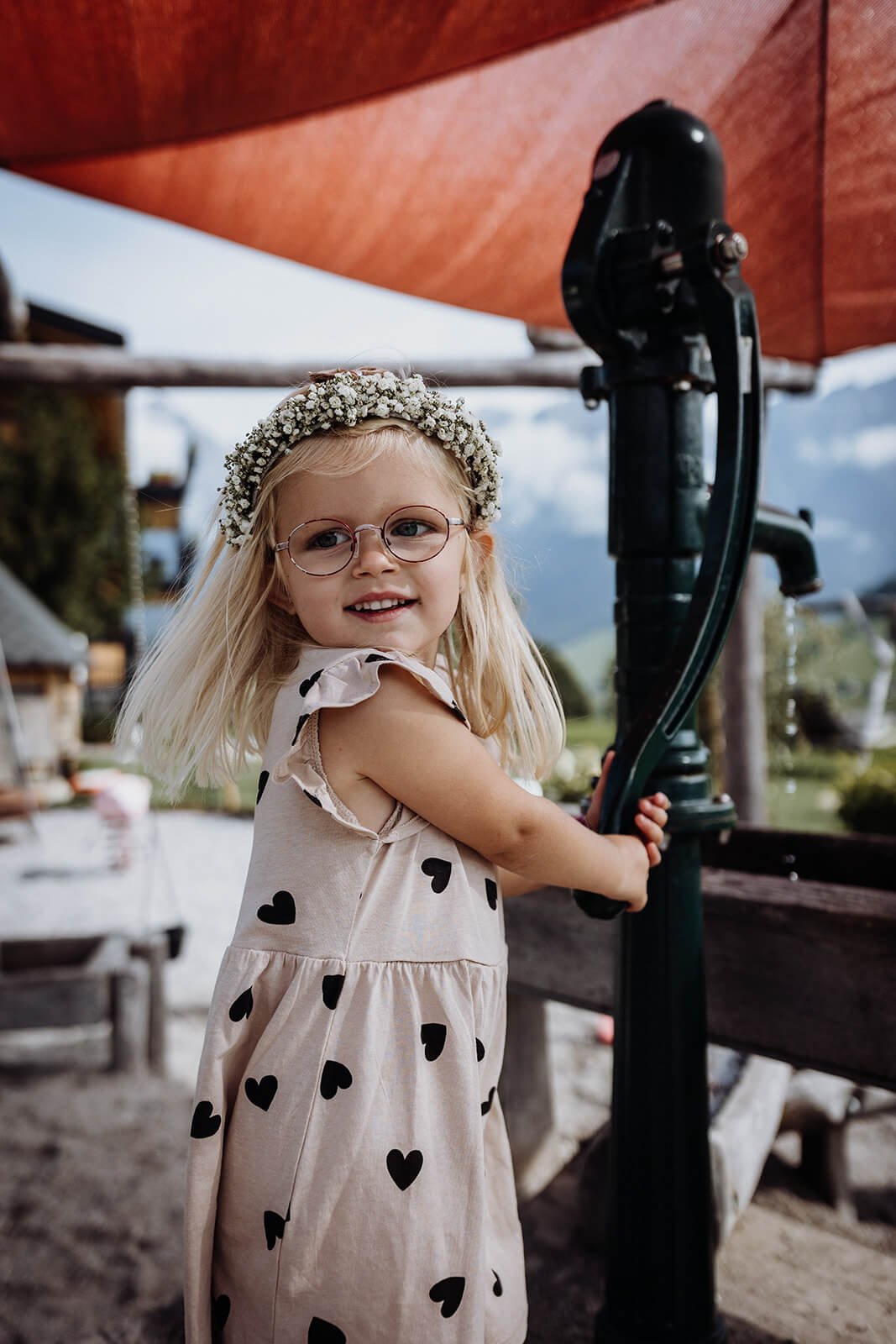 kind spielt mit wasser am abenteuer spielplatz am ebengut in maria alm