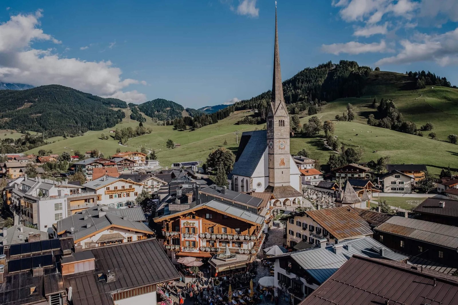 kirche am dorfplatz von maria alm