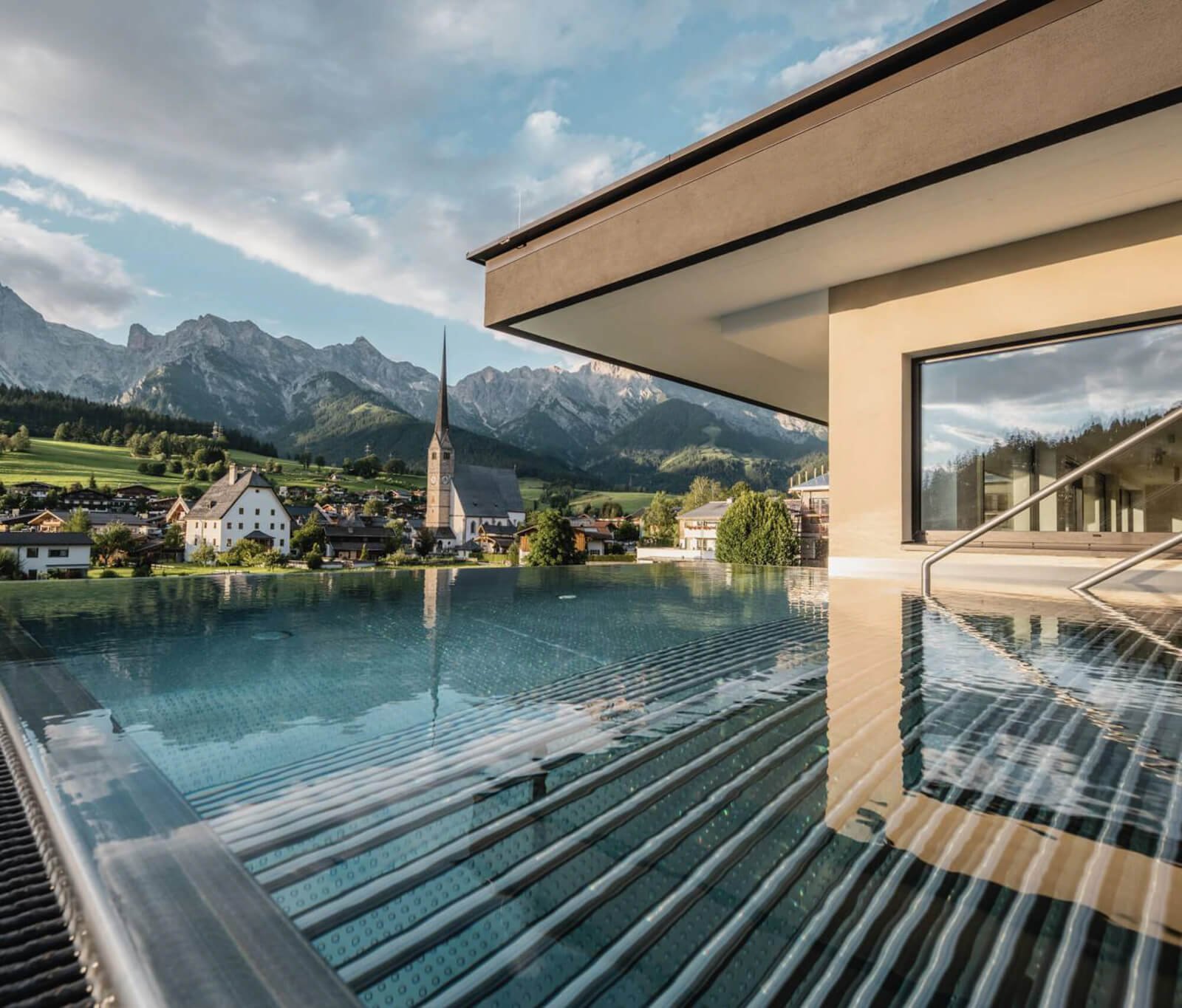 outdoor pool mit aussicht auf maria alm