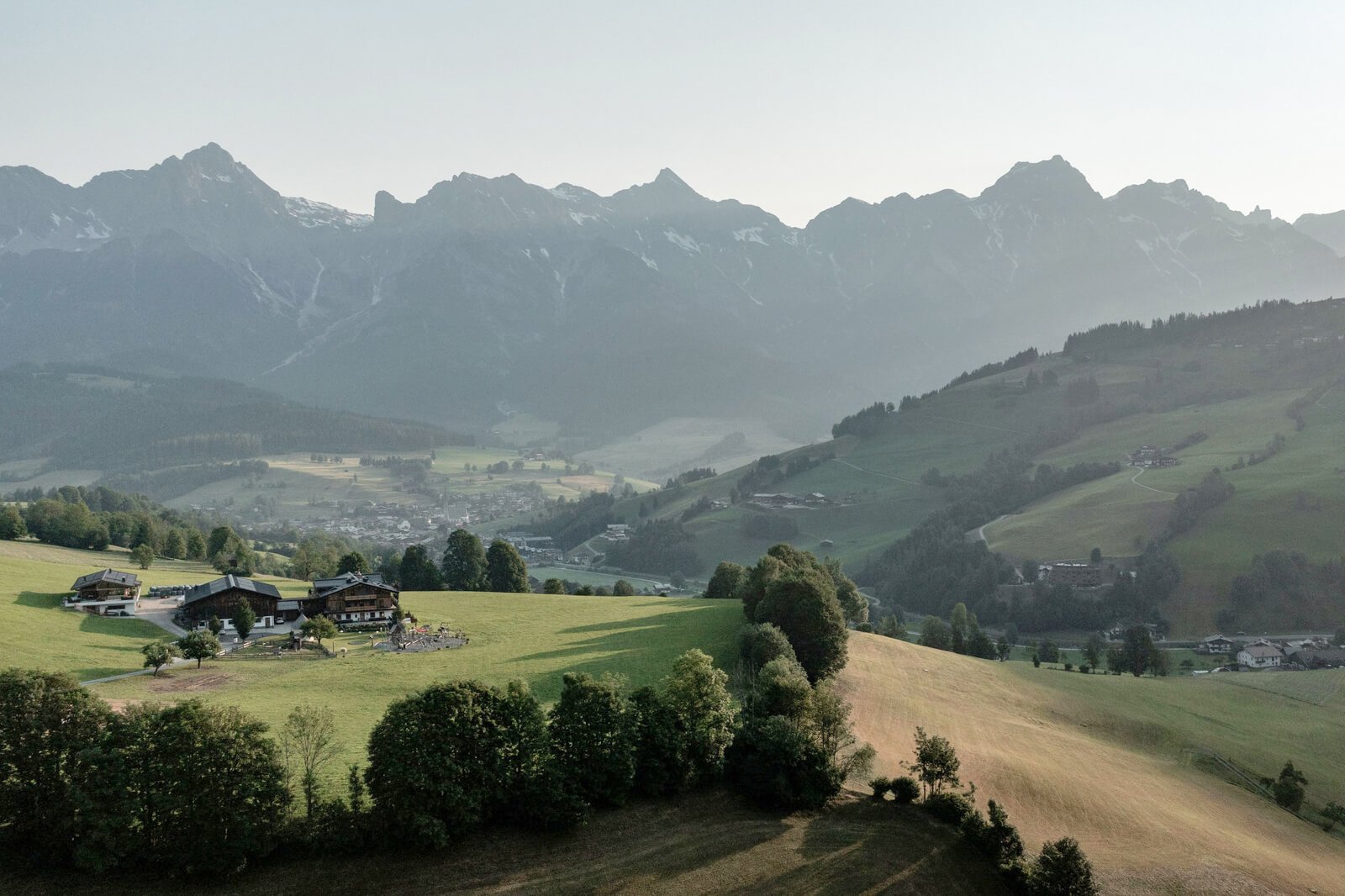 panorama aufnahme vom biohof ebengut und der umgebung von maria alm