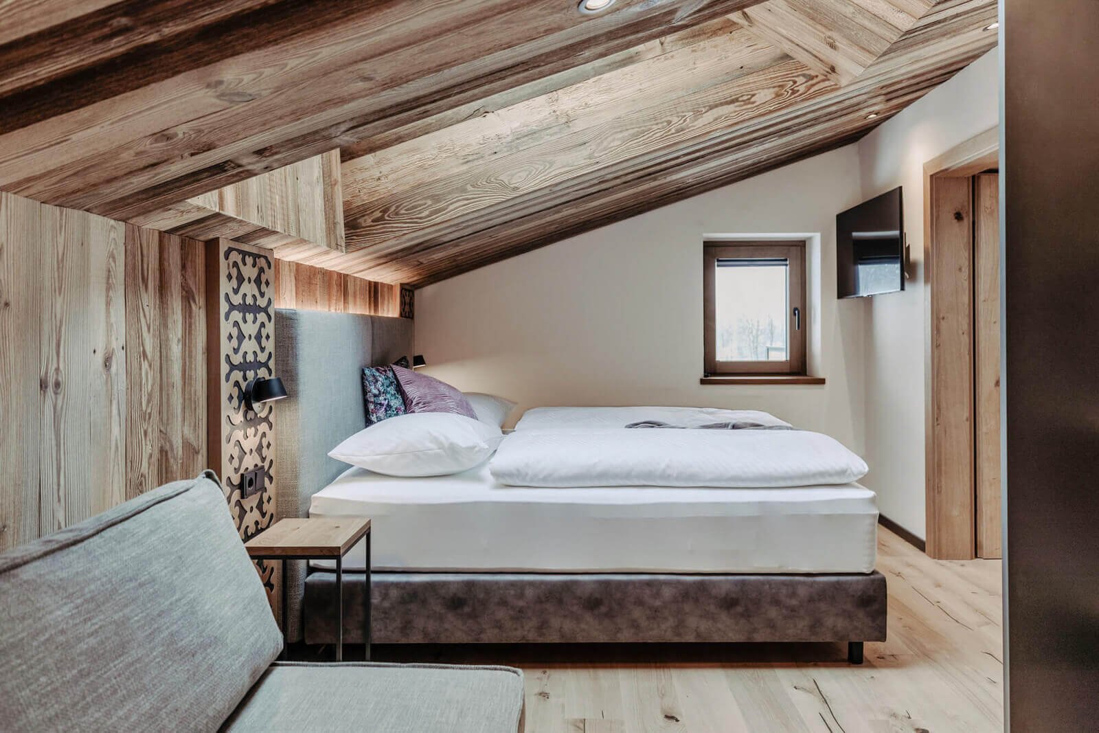 romantisches schlafzimmer mit kingsize bett in hochkönig